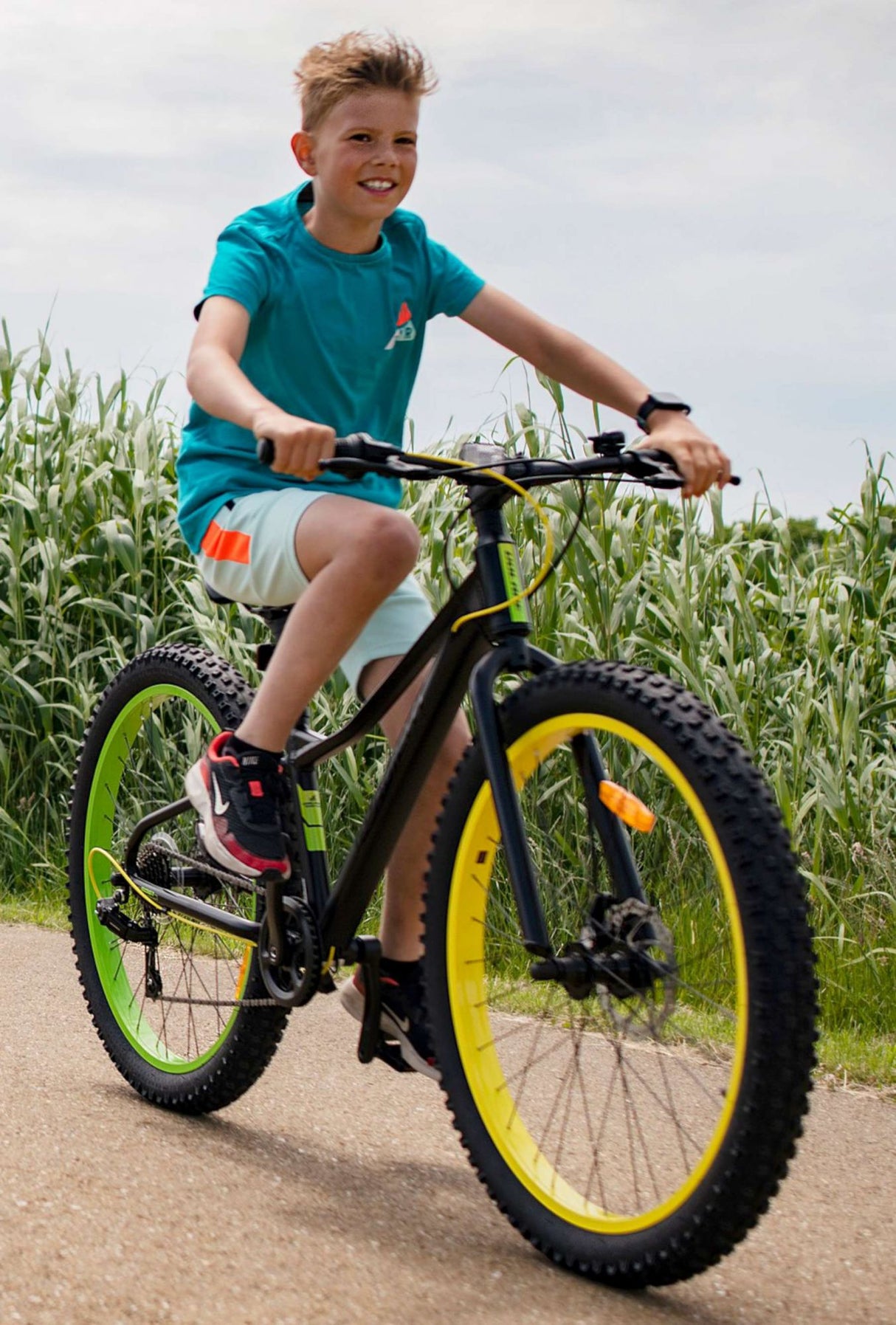 Volare Gradient Children's Bicycle - Drenge - 24 tommer - Black Green Yellow - 7 Speed - Prime Collection