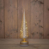 Anna's collection beeld kerstboompje led met sterren op voet draaiend met timer glas 10x10x39cm goud en sneeuw werkt op batterij en usb c