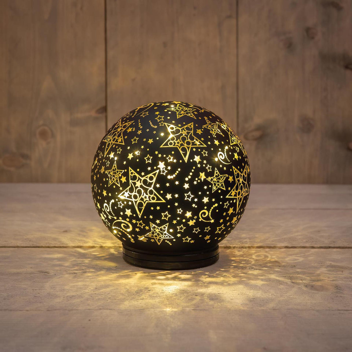 Anna's collection tafellamp bol led met sterren op voet draaiend ø15cm met timer werkt op batterijen en usb c kabel