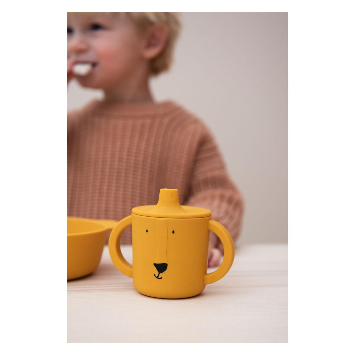 Trixie sippy kop - mr. løve - drikkekop til baby - anti-spild kop - til babyer fra 4 måneder - lavet af silikone - tåler opvaskemaskine