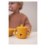 Trixie sippy kop - mr. løve - drikkekop til baby - anti-spild kop - til babyer fra 4 måneder - lavet af silikone - tåler opvaskemaskine