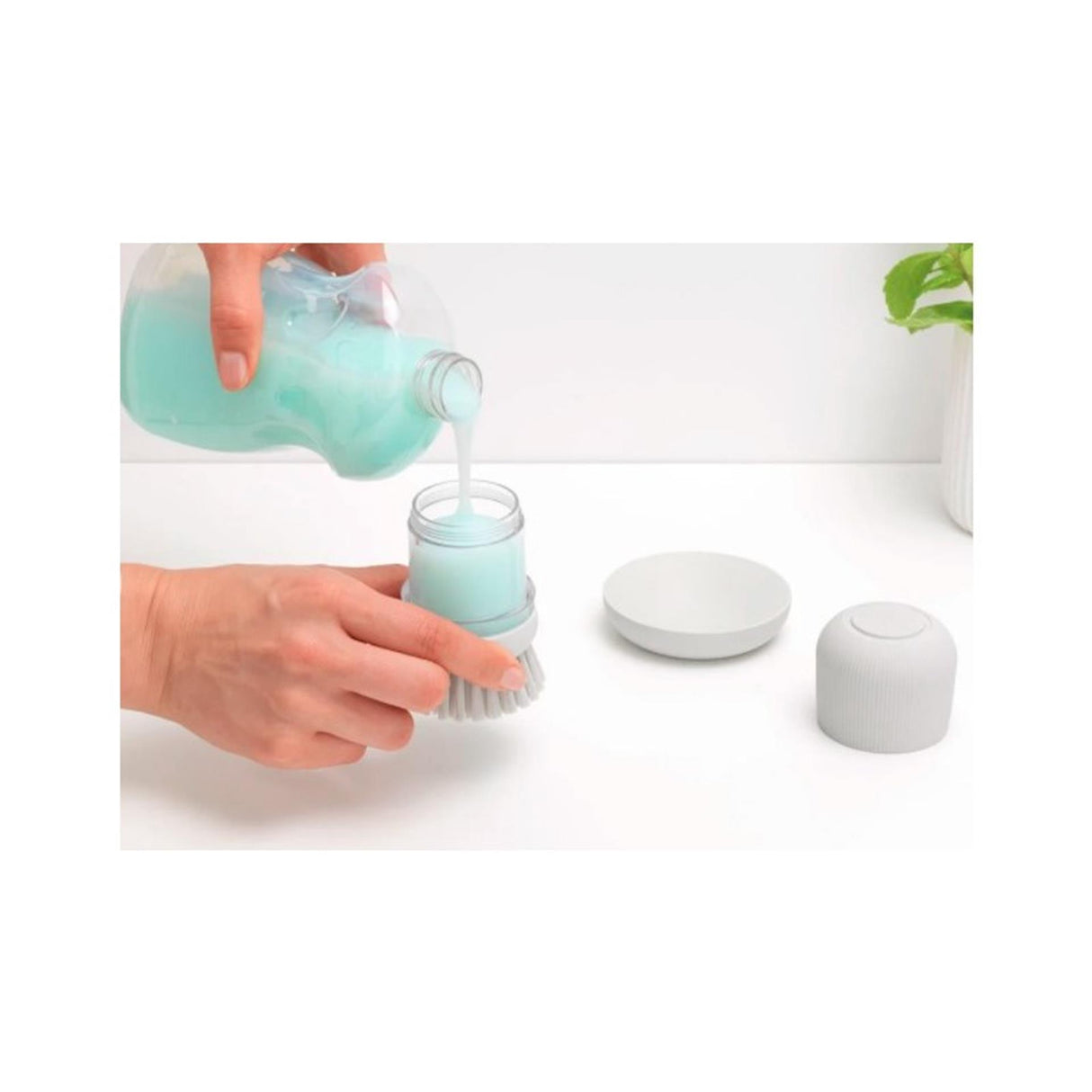 Brabantia vask sideopvaskebørste med sæbebeholder lysegrå