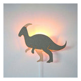 Fra tjalle og jaspis - dino væglampe parasaurolopus - træ