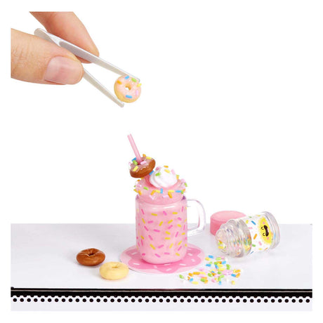 Miniverse gør det til minimad: middagsserie 4 - håndværkssæt - fremstilling af miniaturer - snacks og drikkevarer - inklusive bord