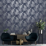 Hollandske Wallcoverings Dutch Wallcoverings Tapet Peacock Marine Blå og sølvfarvet