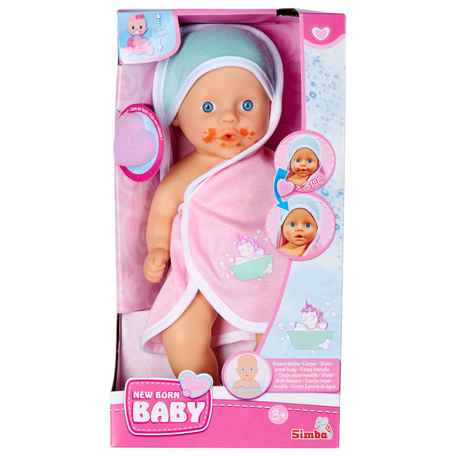 Nyfødt baby badpop skal tage et bad