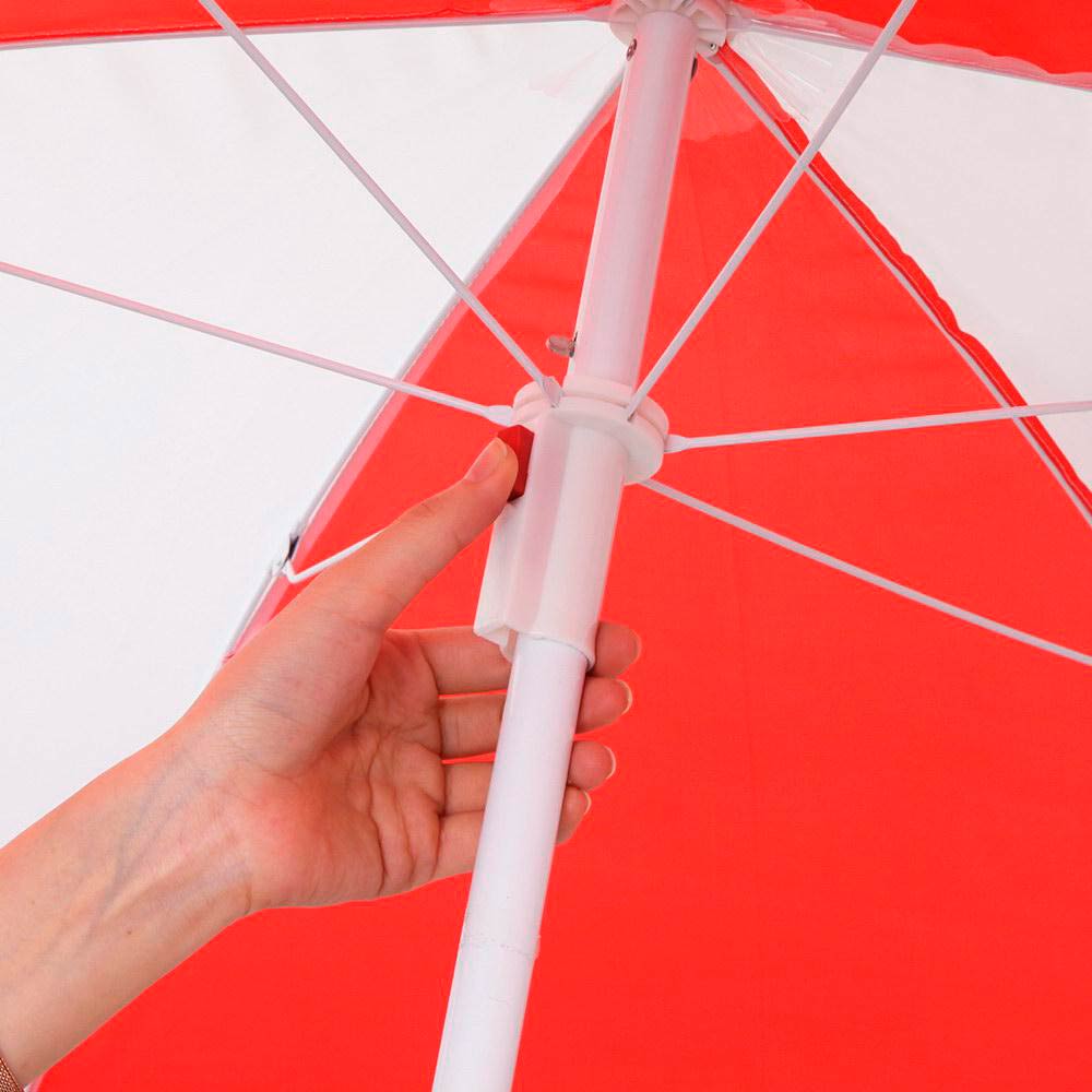 Sand og vand legeplads med parasol