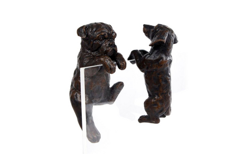Sculptuur bulldog teckel 2 assorti zwart polystone 6x5x9cm