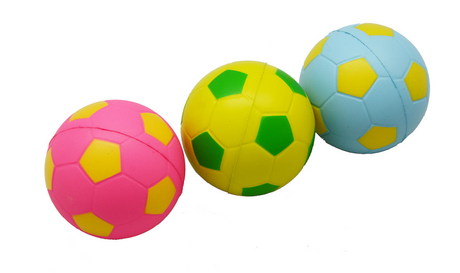 Engelhart mix bolde blødt skum – fodbold print – blå pink gul – 6,3 cm – sæt med 3 i net – bløde skum bolde – mini legebolde – børnevenligt legetøj –
