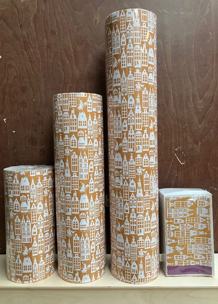 Rol kadopapier sint okergeel. 30 cm.