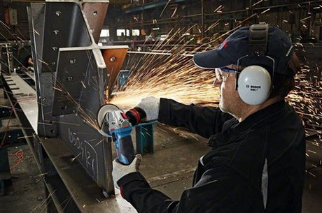 Bosch blå slibemaskine gws 19-125 cie (beskyttelsesdæksel, håndtagsvibrationskontrol, monteringsflange, stiftnøgle, spændemøtrik)