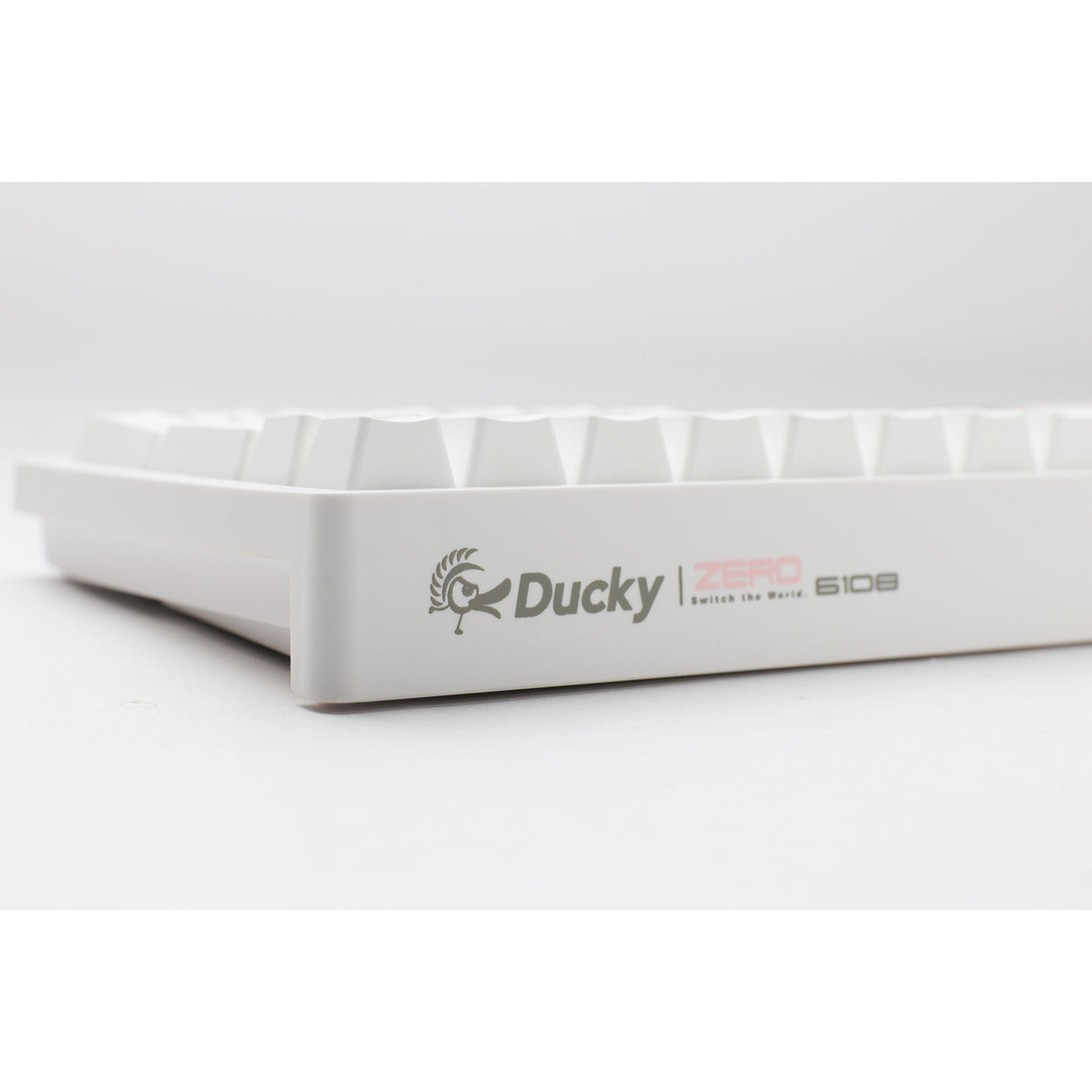 Ducky zero 6108 pure white rgb mekanisk gaming-tastatur (hvid, us-layout (qwerty), cherry mx2a blue, 100%, rgb-lysdioder, double-shot pbt, hot swap, 2,4ghz | bluetooth | usb-c)