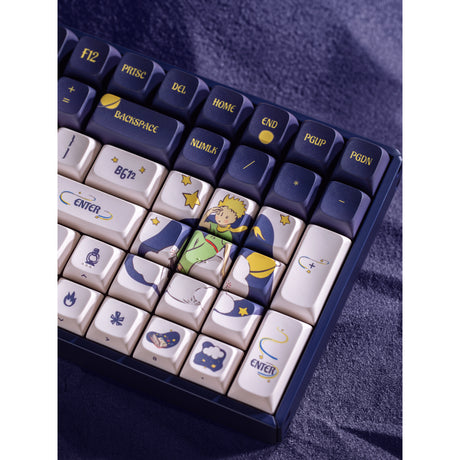 Iqunix F97 Starry Tryst RGB mekanisk gaming-tastatur (mørkeblåt, amerikansk layout (QWERTY), Iqunix Little Prince, 96%, RGB LED'er, hot-swappable, PBT, 2,4GHz | Bluetooth 5.1 | USB-C)