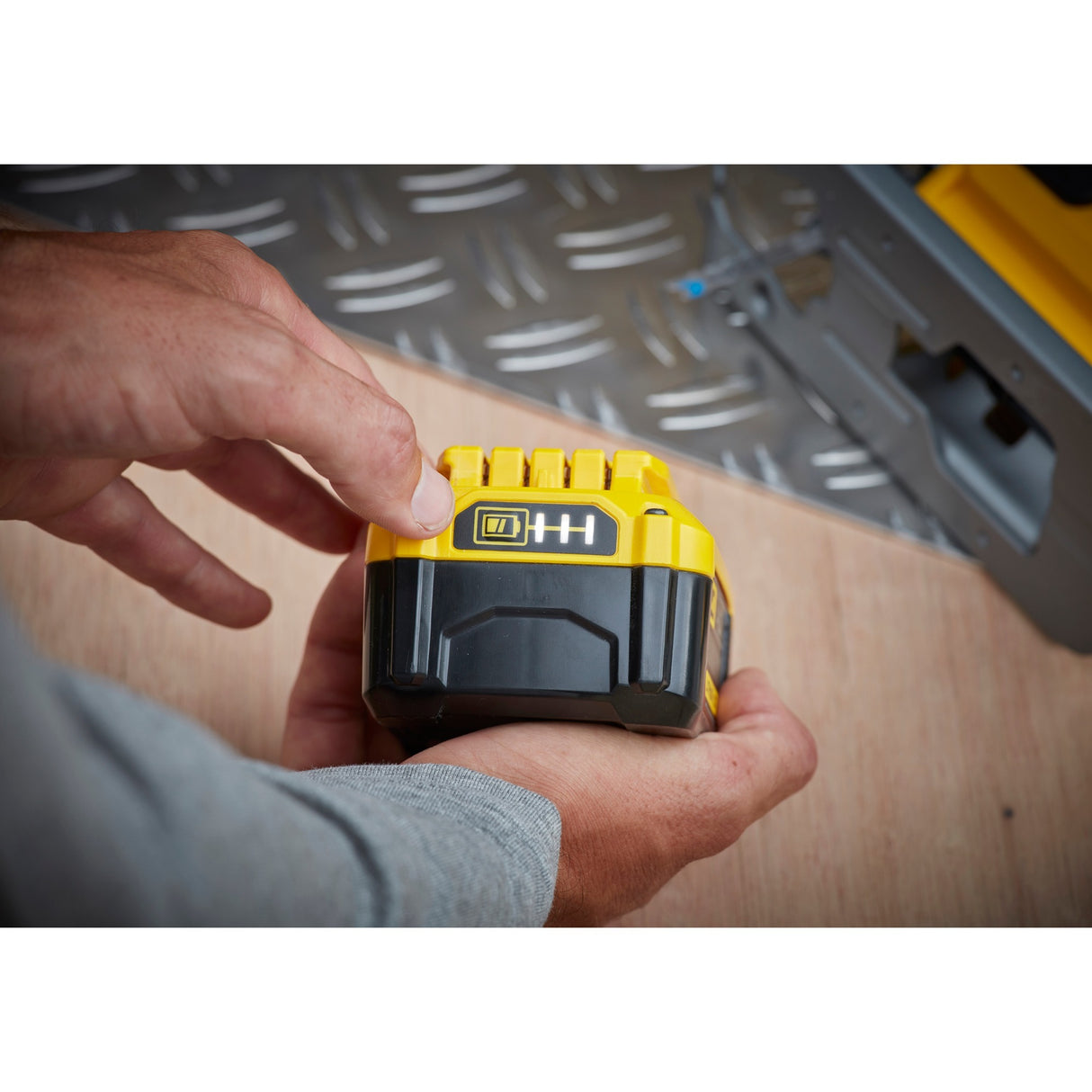 Stanley sfmcs600m2k fatmax® v20 batteristiksav 18v 4.0ah i kuffert