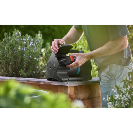 Gardena accu besproeiingspomp 3000 silent 18v p4a gebruiksklare set incl. accu en oplader (donkergrijs turquoise, 14610-20 | pomp | accu | lader)