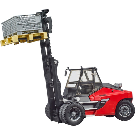 Bruder Linde HT160 gaffeltruck - med palle og 3 kasser - 16 tons lastekapacitet
