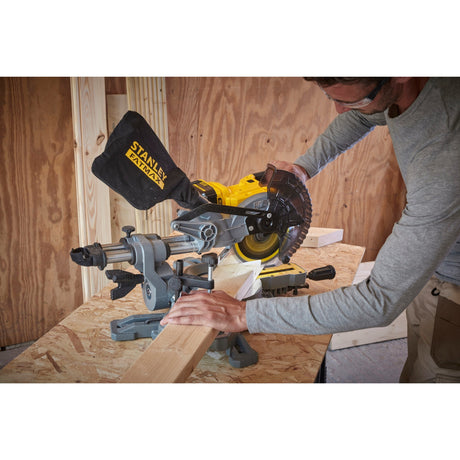 Stanley fatmax v20 18v 4.0ah 190 mm kap- og geringssav (gul sort, batteri (18v, 4.0ah) og oplader (2a) inkluderet)
