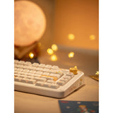 Iqunix zx75 sunset ponder trådløst mekanisk tastatur (lysegult, amerikansk layout (QWERTY), Iqunix silent rose, 75%, RGB LED'er, hot-swappable, double-shot PBT, 2,4GHz | Bluetooth 5.1 | USB-C)