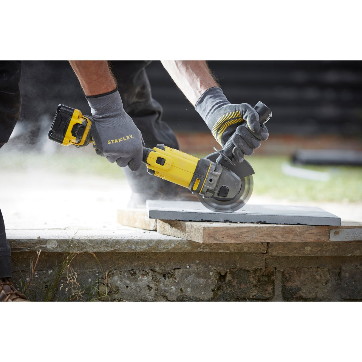Stanley fatmax v20 18v vinkelsliber (gul sort, kuffert, 2 batterier (4.0ah) og oplader (4a) inkluderet)