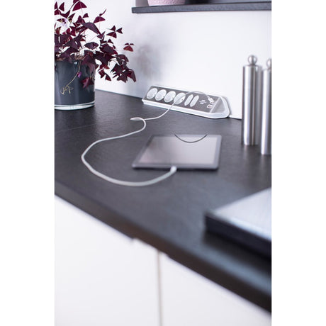 Brennerstuhl ®estilo hjørne tilslutningsboks med USB-opladningsfunktion 6-vejs 4x beskyttelsesstik 2x euro sølv hvid