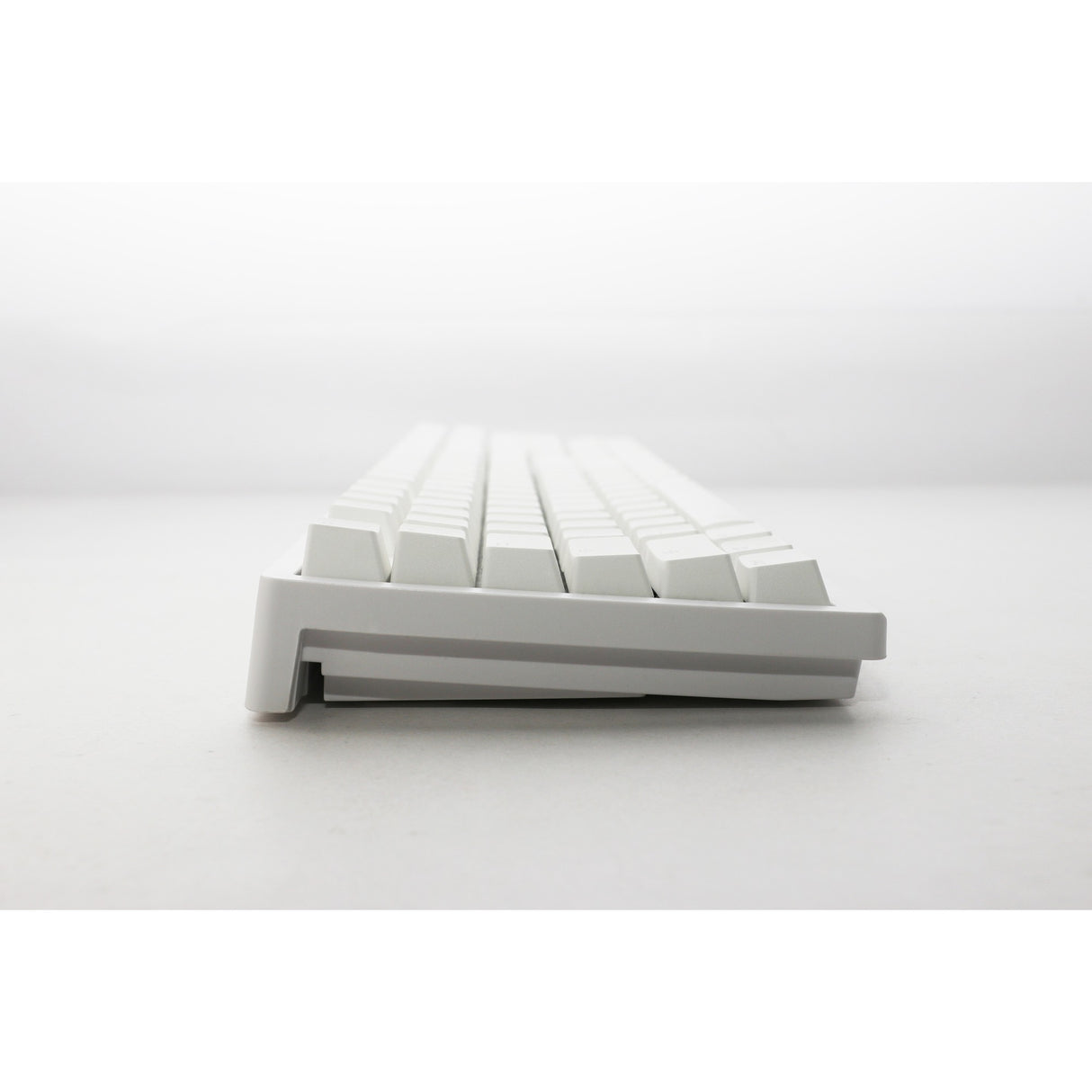 Ducky zero 6108 pure white rgb mekanisk gaming-tastatur (hvid, us-layout (qwerty), cherry mx2a blue, 100%, rgb-lysdioder, double-shot pbt, hot swap, 2,4ghz | bluetooth | usb-c)