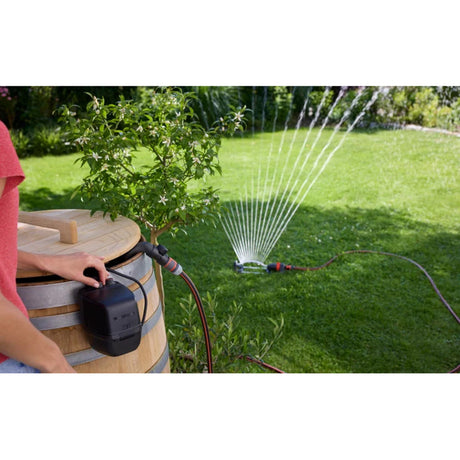 Gardena accu regentonpomp 2400 comfortautomatic 18v p4a gebruiksklare set incl. accu en oplader (donkergrijs zwart, 14605-20 | pomp | accu | oplader | buis en aansluiting)