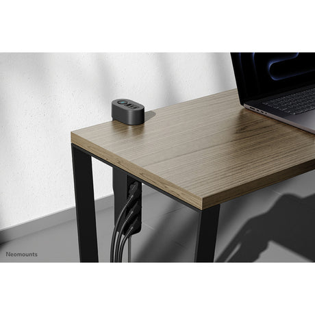 Neomounts DS22-840BL6 skrivebordsstik med klemme og USB-C- og USB-A-porte - hurtigopladningsstik (sort)