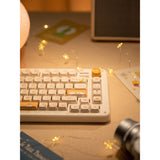Iqunix zx75 sunset ponder trådløst mekanisk tastatur (lysegul, us-layout (qwerty), iqunix little prince, 75%, rgb-lysdioder, hot-swappable, double-shot pbt, 2,4ghz | bluetooth 5.1 | usb-c)