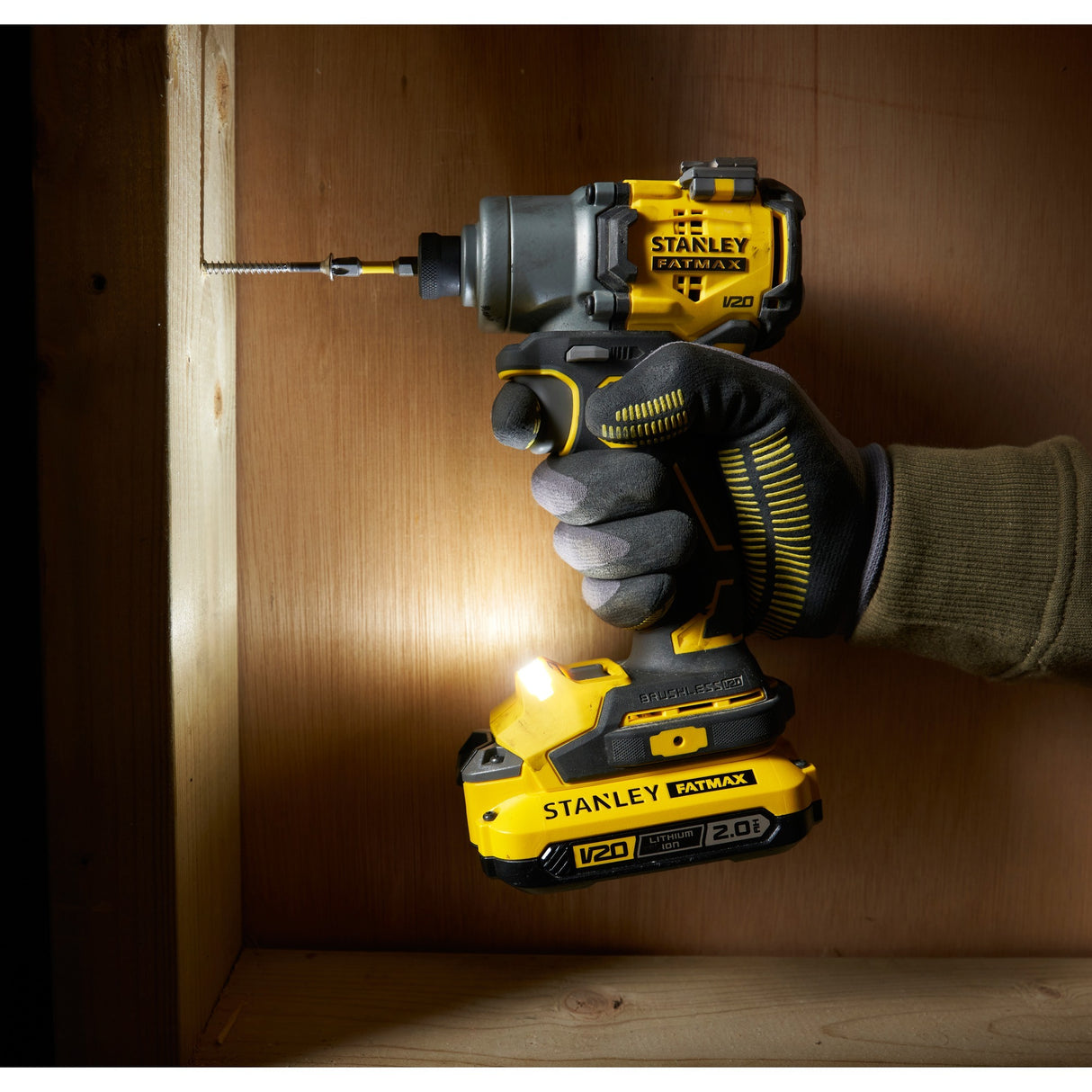 Stanley v20 18v børsteløs slagdriver (gul sort, etui, 2 batterier og oplader inkluderet)