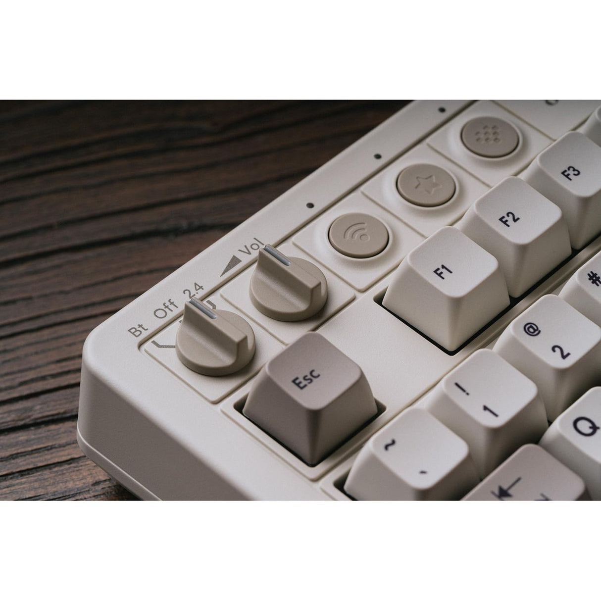 8bitdo retro mekanisk tastatur m udgave (grå, us layout (qwerty), kailh box hvid, 80% (tkl), bluetooth lavenergi, trådløs 2.4g, usb)