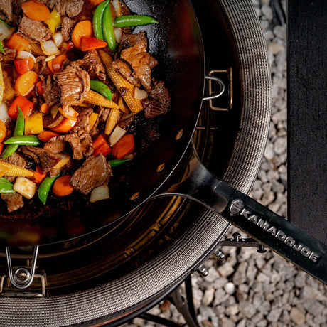 Kamado Joe® kulstofstål wok – til autentisk stegning på Kamado BBQ