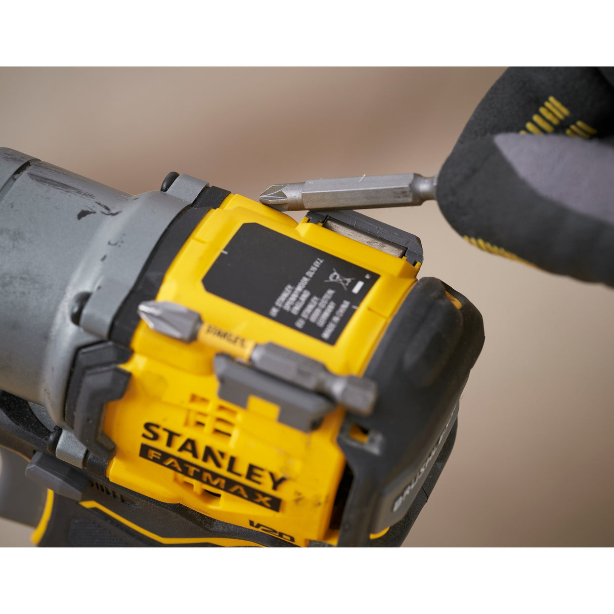 Stanley v20 18v børsteløs slagdriver (gul sort, etui, 2 batterier og oplader inkluderet)