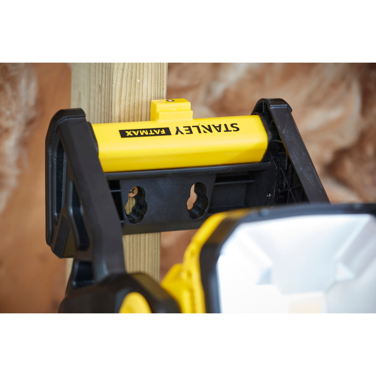 Stanley fatmax v20 18v arbejdslampe (gul sort, batteri og oplader medfølger ikke)