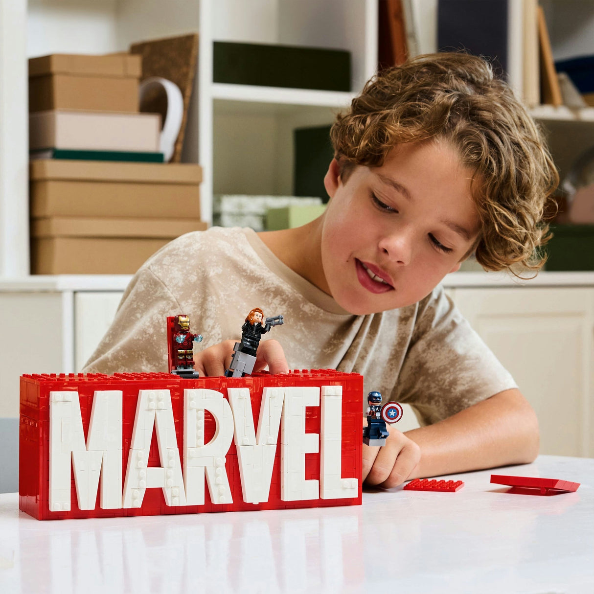 Lego superhelte 76313 marvel logo og minifigurer
