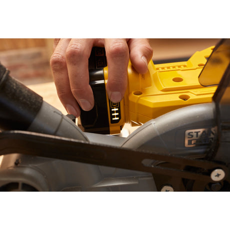 Stanley fatmax v20 18v 4.0ah 190 mm kap- og geringssav (gul sort, batteri (18v, 4.0ah) og oplader (2a) inkluderet)