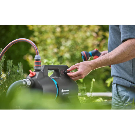 Gardena accu besproeiingspomp 3000 silent 18v p4a gebruiksklare set incl. accu en oplader (donkergrijs turquoise, 14610-20 | pomp | accu | lader)