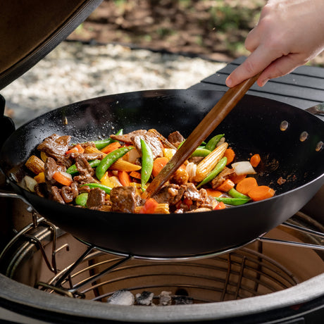 Kamado Joe® kulstofstål wok – til autentisk stegning på Kamado BBQ