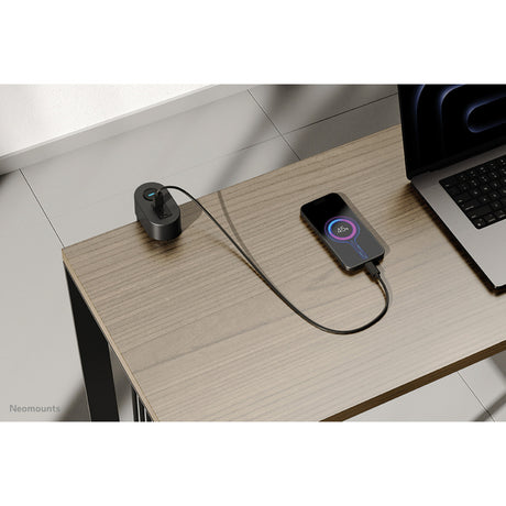Neomounts DS22-840BL6 skrivebordsstik med klemme og USB-C- og USB-A-porte - hurtigopladningsstik (sort)