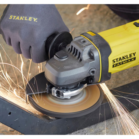 Stanley fatmax v20 18v vinkelsliber (gul sort, kuffert, 2 batterier (4.0ah) og oplader (4a) inkluderet)