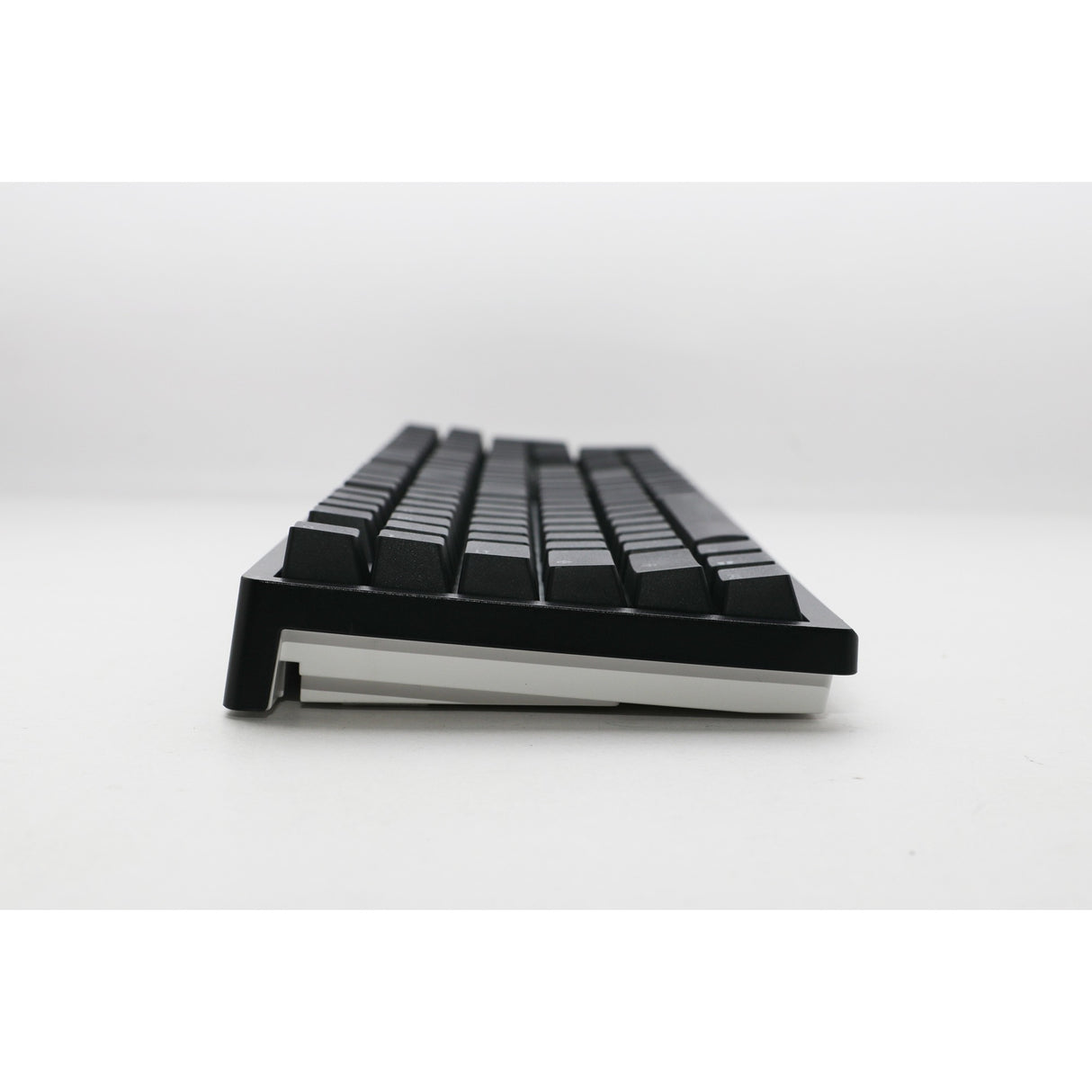 Ducky zero 6108 klassisk sort rgb mekanisk gaming-tastatur (sort, us-layout (qwerty), cherry mx2a speed silver, 100%, rgb-lysdioder, double-shot pbt, hot swap, 2,4ghz | bluetooth | usb-c)