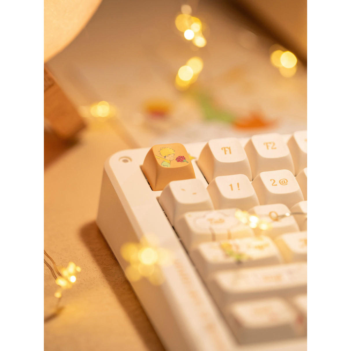 Iqunix zx75 sunset ponder trådløst mekanisk tastatur (lysegul, us-layout (qwerty), iqunix little prince, 75%, rgb-lysdioder, hot-swappable, double-shot pbt, 2,4ghz | bluetooth 5.1 | usb-c)