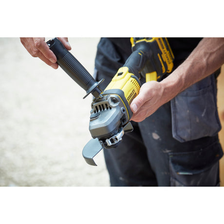 Stanley fatmax v20 18v vinkelsliber (gul sort, kuffert, 2 batterier (4.0ah) og oplader (4a) inkluderet)