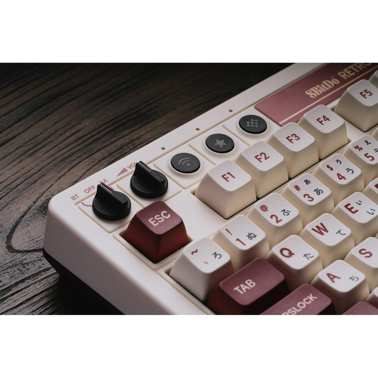 8bitdo retro mekanisk tastatur fami edition (beige, us layout (qwerty), kailh box hvid, 80% (tkl), bluetooth lavenergi, trådløs 2.4g, usb)