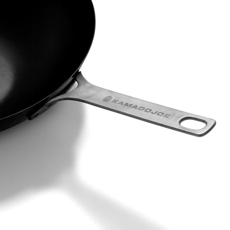 Kamado Joe® kulstofstål wok – til autentisk stegning på Kamado BBQ