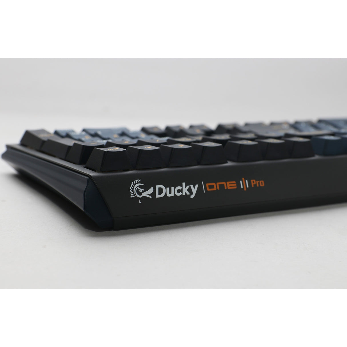 Ducky one 3 pro rgb mekanisk gaming-tastatur (sort, us-layout (qwerty), cherry mx2a red, 100%, rgb led, double-shot pbt, kvaksalvermekanik, hot swap)