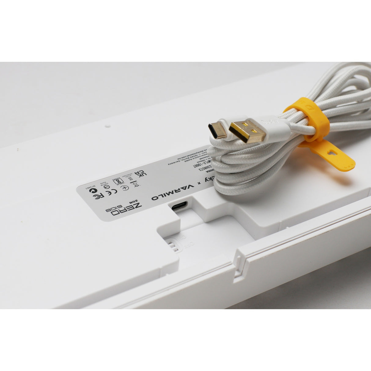 Ducky zero 6108 pure white rgb mekanisk gaming-tastatur (hvid, us-layout (qwerty), cherry mx2a blue, 100%, rgb-lysdioder, double-shot pbt, hot swap, 2,4ghz | bluetooth | usb-c)