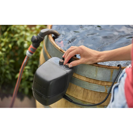 Gardena accu regentonpomp 2400 comfortautomatic 18v p4a gebruiksklare set incl. accu en oplader (donkergrijs zwart, 14605-20 | pomp | accu | oplader | buis en aansluiting)