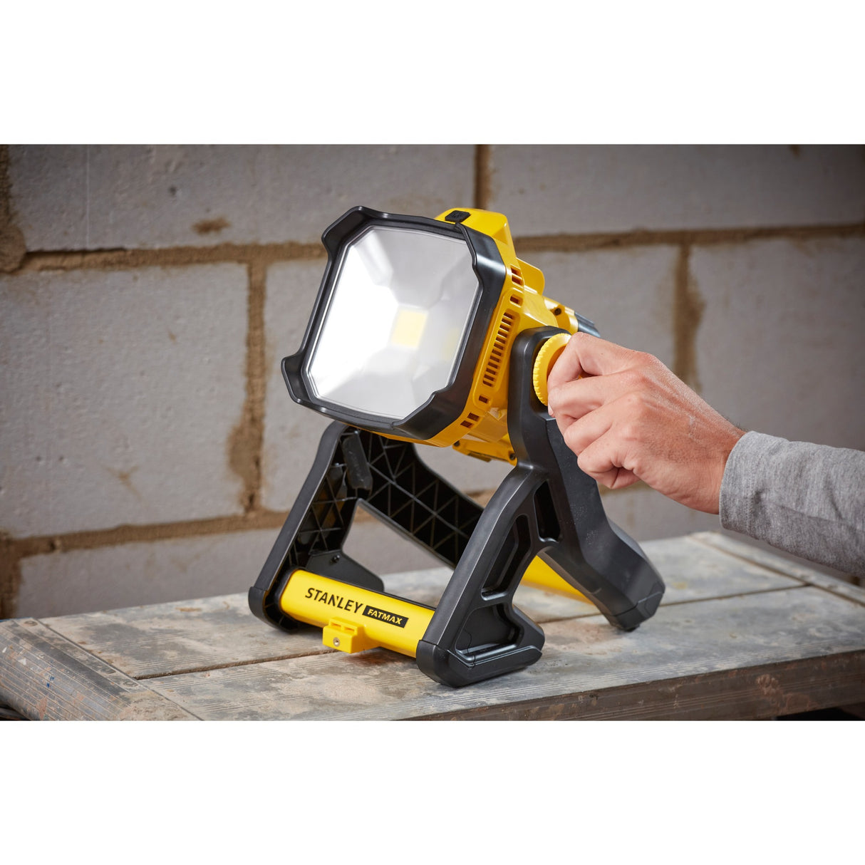 Stanley fatmax v20 18v arbejdslampe (gul sort, batteri og oplader medfølger ikke)