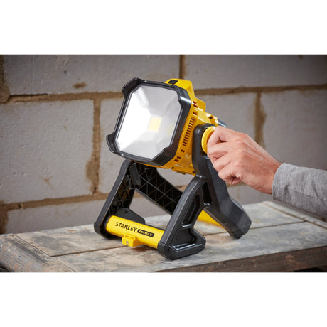 Stanley fatmax v20 18v arbejdslampe (gul sort, batteri og oplader medfølger ikke)