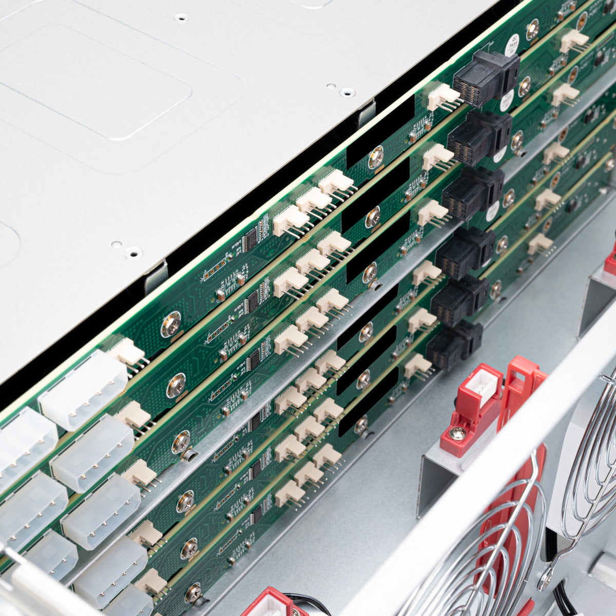 Silverstone RM43-324-RS, reolhus